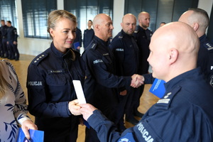 policjanci dostają statuetki i gratulacje od Komendanta i przewodniczącego związków