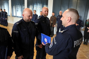 policjanci dostają statuetki i gratulacje od Komendanta i przewodniczącego związków