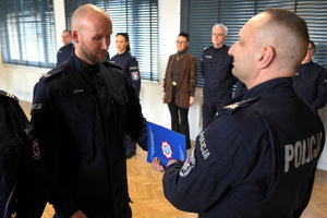 policjanci dostają statuetki i gratulacje od Komendanta i przewodniczącego związków
