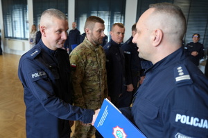 policjanci dostają statuetki i gratulacje od Komendanta i przewodniczącego związków