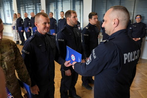 policjanci dostają statuetki i gratulacje od Komendanta i przewodniczącego związków