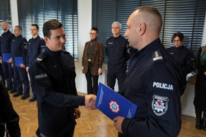 policjanci dostają statuetki i gratulacje od Komendanta i przewodniczącego związków