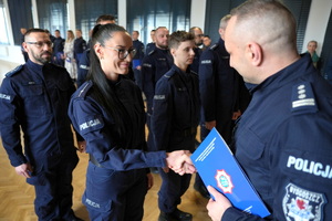 policjanci dostają statuetki i gratulacje od Komendanta i przewodniczącego związków