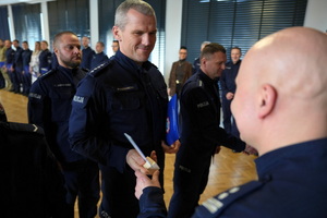 policjanci dostają statuetki i gratulacje od Komendanta i przewodniczącego związków