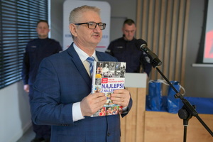 Przewodniczący Zarządu Wojewódzkiego woj. zachodnio-pomorskiego przemawia i dziękuje Komendantowi