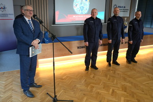 Przewodniczący Zarządu Wojewódzkiego woj. zachodnio-pomorskiego przemawia i dziękuje Komendantowi