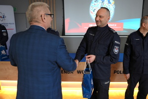 Przewodniczący Zarządu Wojewódzkiego woj. zachodnio-pomorskiego przemawia i dziękuje Komendantowi