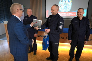 Przewodniczący Zarządu Wojewódzkiego woj. zachodnio-pomorskiego przemawia i dziękuje Komendantowi