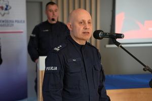 Przewodniczący związków przemawia do policjantów