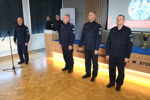 ujęcia na stojących policjantów