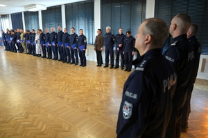 ujęcia na stojących policjantów