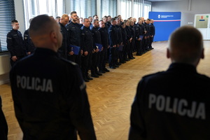 ujęcia na stojących policjantów