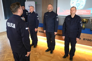 policjant melduje Komendantowi