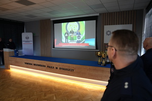 ujęcia na wyświetlaną prezentację ze zwycięzcami zawodów sportowych