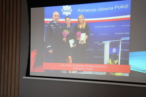 ujęcia na wyświetlaną prezentację ze zwycięzcami zawodów sportowych