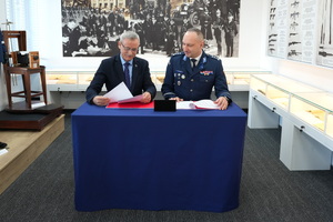 Komendant w obecności przedstawiciela Marszałka podpisuje umowę