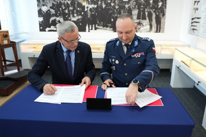 Komendant w obecności przedstawiciela Marszałka podpisuje umowę