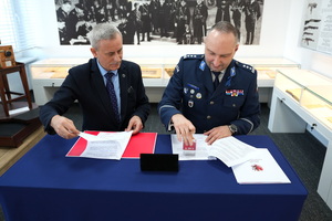 Komendant w obecności przedstawiciela Marszałka podpisuje umowę