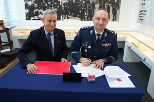 Komendant w obecności przedstawiciela Marszałka podpisuje umowę