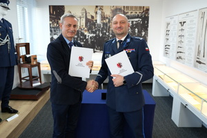 Komendant i przedstawiciel Marszałka podają sobie rękę