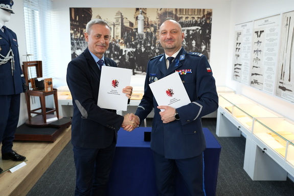 Komendant i przedstawiciel Marszałka podają sobie rękę