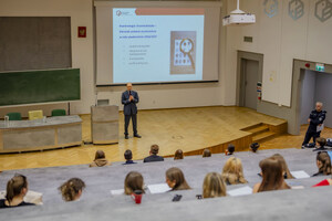 Policjanci prowadzą wykład dla studentów Politechniki Bydgoskiej