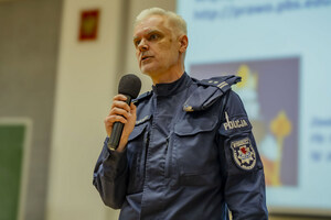 Policjanci prowadzą wykład dla studentów Politechniki Bydgoskiej
