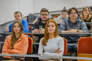 Studenci podczas wykładu prowadzonego przez policjantów