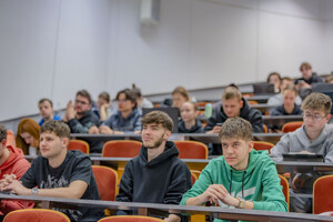 Studenci podczas wykładu prowadzonego przez policjantów