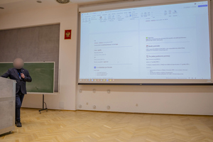 Policjanci prowadzą wykład dla studentów Politechniki Bydgoskiej