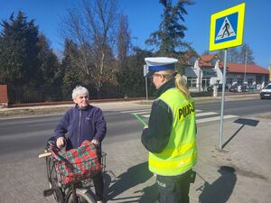 Policjanci kontrolują uczestników ruchu drogowego w ramach akcji "Nurd"