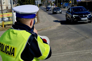 Policjanci kontrolują uczestników ruchu drogowego w ramach akcji