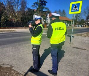 Policjanci ruchu drogowego kontrolują uczestników dróg w ramach akcji