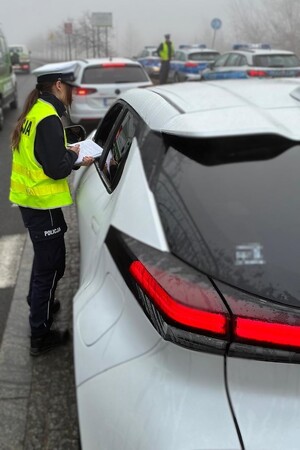 Policjanci ruchu drogowego kontrolują uczestników dróg w ramach akcji
