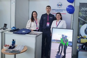 Policjanci na stoisku doborowym podczas targów pracy