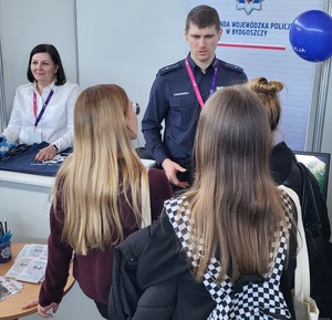 Policjanci na stoisku doborowym podczas targów pracy