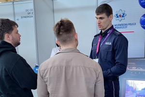 Policjanci na stoisku doborowym podczas targów pracy