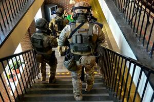 Policjanci SPKP podczas szkolenia praktycznego na terenie Uniwersytetu Kazimierza Wielkiego w Bydgoszczy.