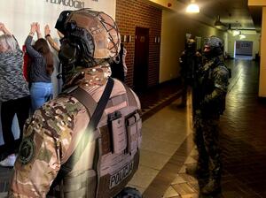 Policjanci SPKP podczas szkolenia praktycznego na terenie Uniwersytetu Kazimierza Wielkiego w Bydgoszczy.