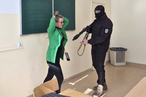 Policjanci SPKP podczas szkolenia praktycznego na terenie Uniwersytetu Kazimierza Wielkiego w Bydgoszczy.