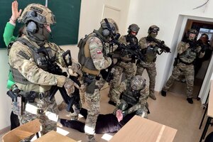 Policjanci SPKP podczas szkolenia praktycznego na terenie Uniwersytetu Kazimierza Wielkiego w Bydgoszczy.