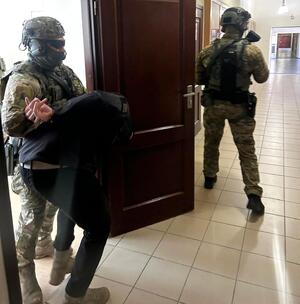 Policjanci SPKP podczas szkolenia praktycznego na terenie Uniwersytetu Kazimierza Wielkiego w Bydgoszczy.