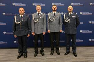 Policjanci podczas uroczystości wręczenia medali