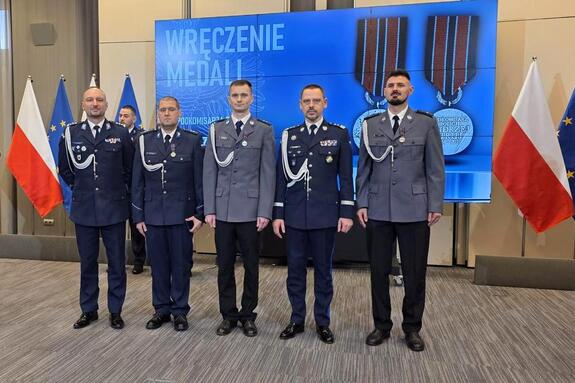 Policjanci podczas uroczystości wręczenia medali