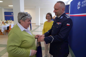 Komendant Wojewódzki Policji w Bydgoszczy wręcza upominki