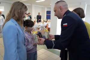Komendant Wojewódzki wręcza upominki