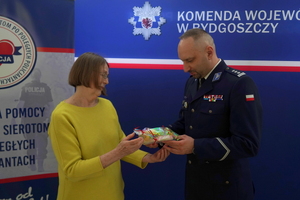 Komendant Wojewódzki Policji w Bydgoszczy otrzymuje upominek od Fundacji Wdów i Sierot po Poległych Policjantach