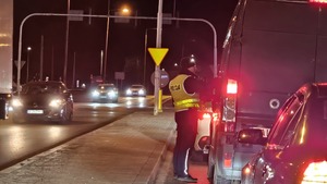 Policjanci kontrolują trzeźwość kierujących pojazdami