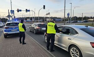 Policjanci kontrolują trzeźwość kierujących pojazdami