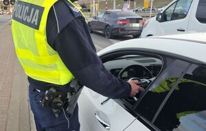 Policjanci kontrolują trzeźwość kierujących pojazdami